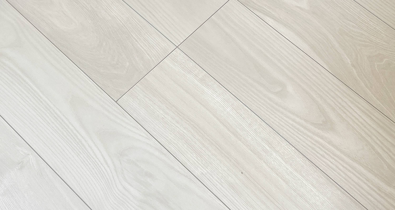 熊本市中央区マンション・プレミスト大江本町の白を基調としたフローリング