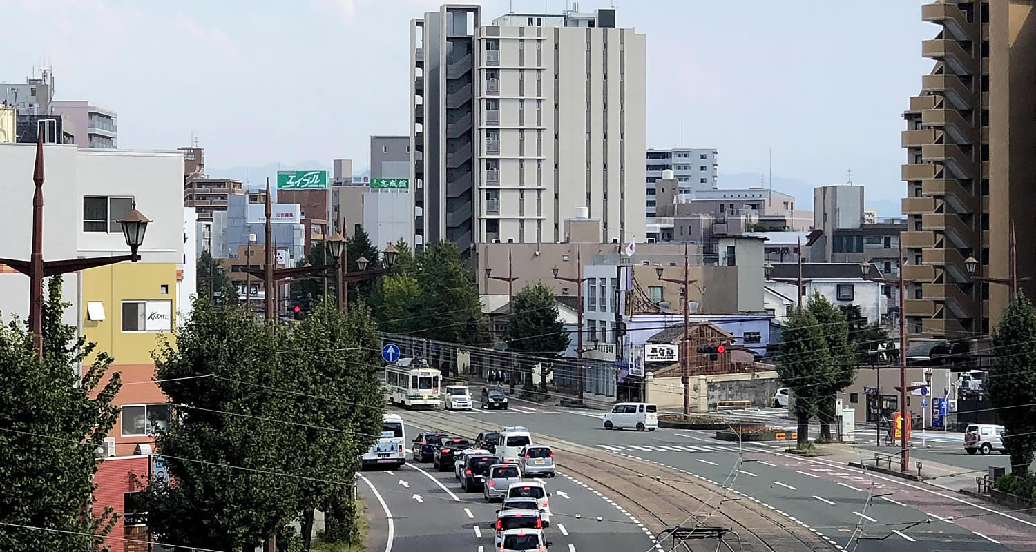 熊本市中央区マンション・プレミスト大江本町を望む電車通り