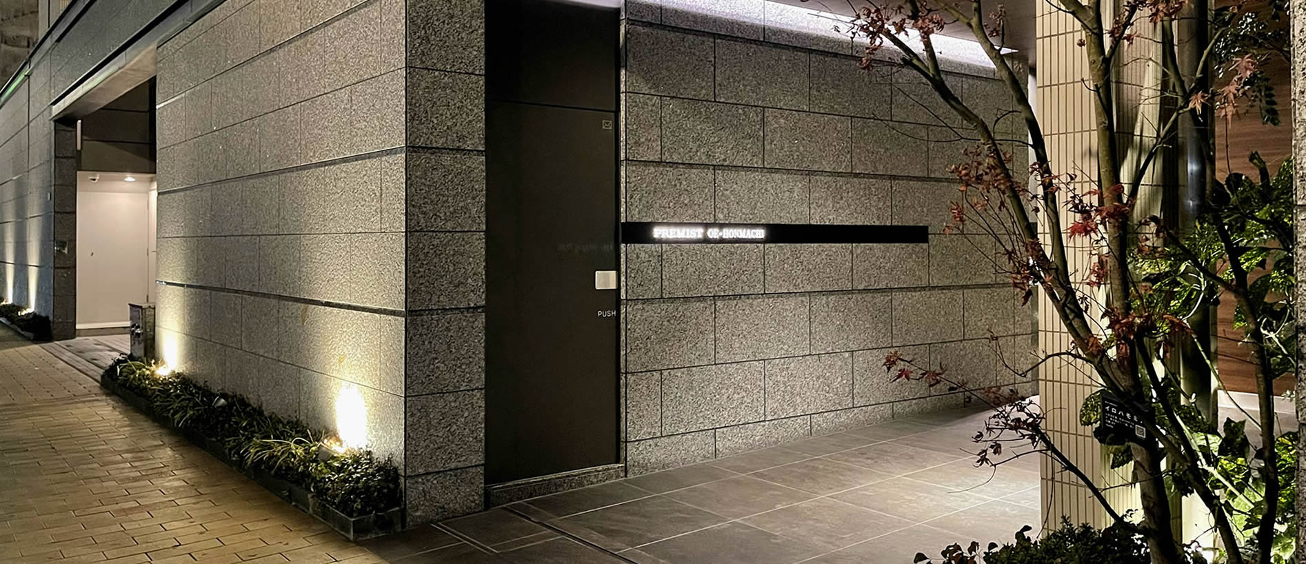 熊本市中央区マンション・プレミスト大江本町のデザイン性の高いエントランス