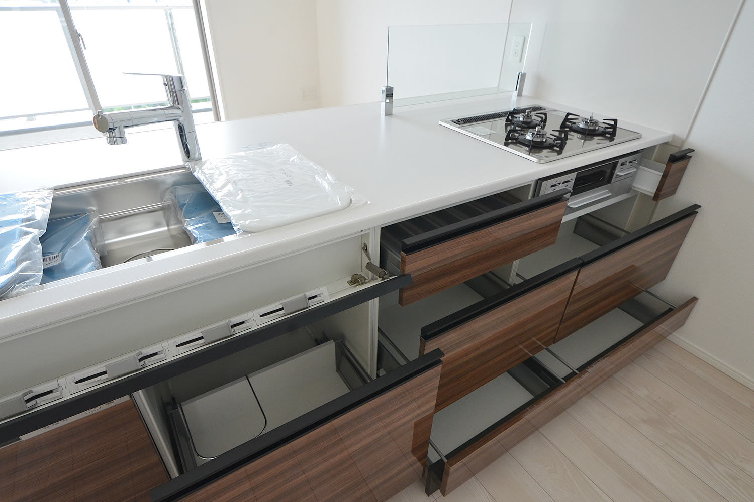 熊本市中央区マンション・プレミスト大江本町11階のキッチンと収納