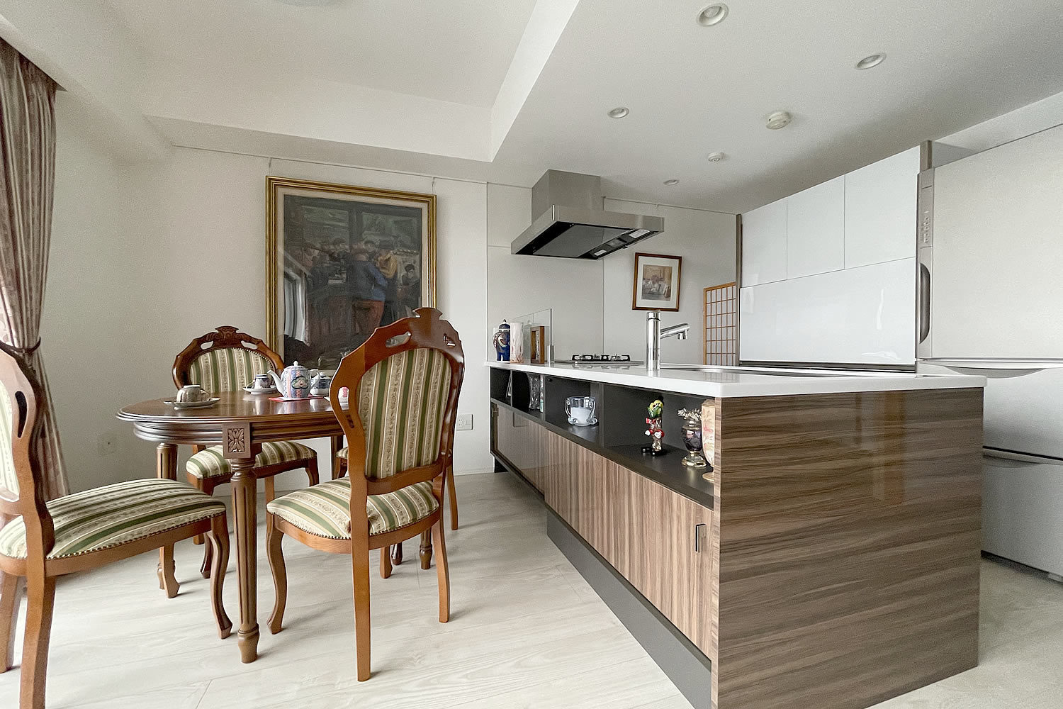 熊本市中央区マンション・プレミスト大江本町の最上階11階のリビングダイニングにイタリア家具を配置